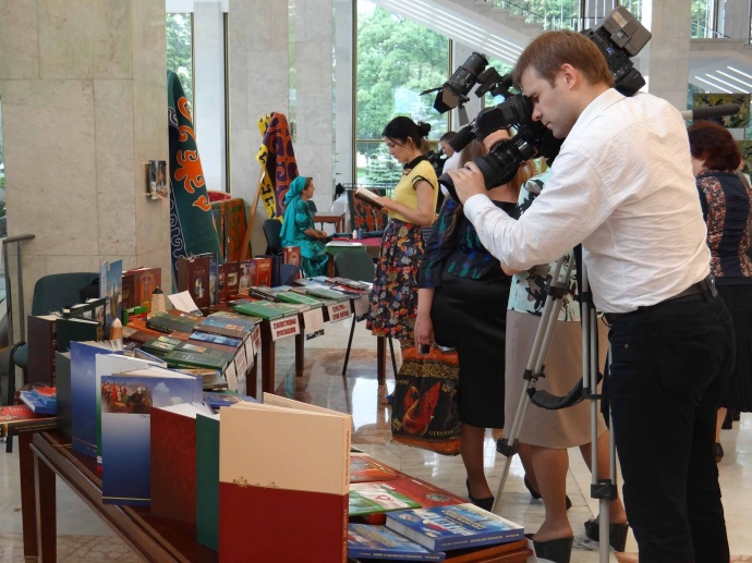 Книжная экспозиция, представленная Национальной библиотекой в рамках празднования 245-летия вхождени 8