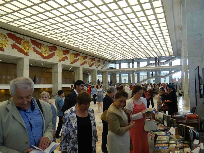 Книжная экспозиция, представленная Национальной библиотекой в рамках празднования 245-летия вхождени 12